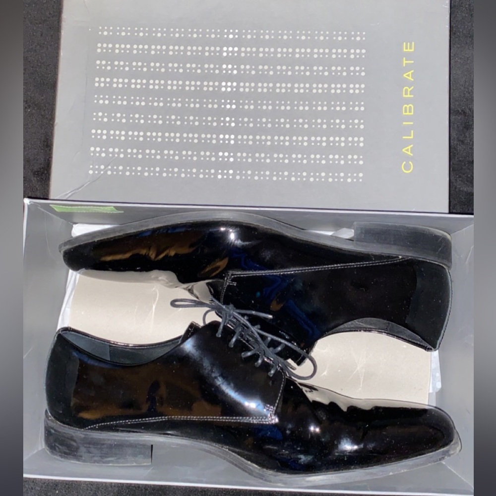 Patent leather formal shoes